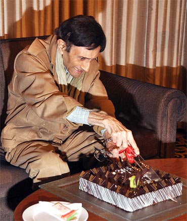 Dev Anand cuts his birthday cake