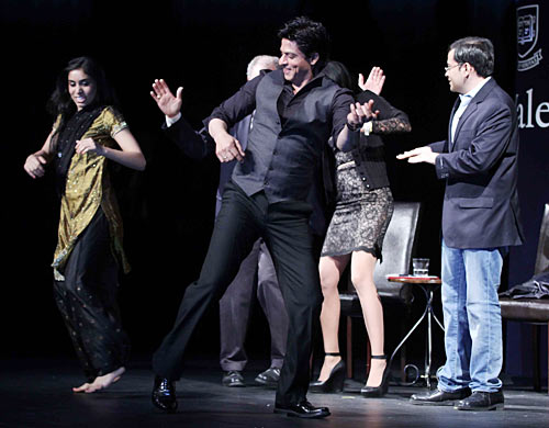 Shah Rukh Khan dances on stage