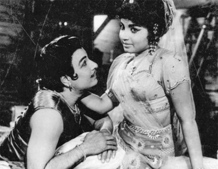 M G Ramachandran and Jayalalitha in Aayirathil Oruvan