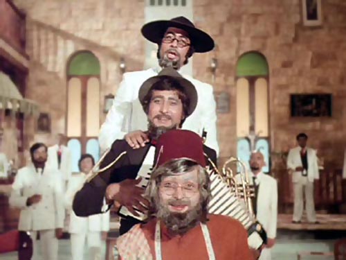 Amitabh Bachchan, Vinod Khanna and Rishi Kapoor in Amar Akbar Anthony