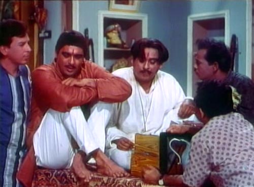Sunil Dutt and Kishore Kumar in Padosan