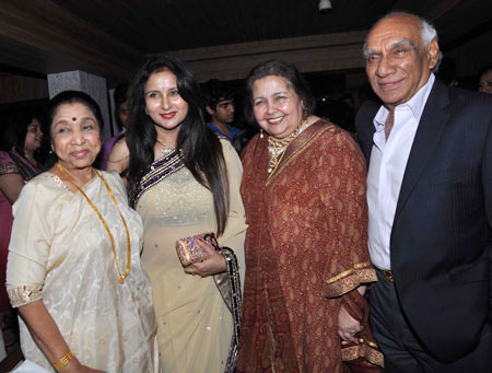Asha Bhosle, Poonam Dhillon, Pamela and Yash Chopra