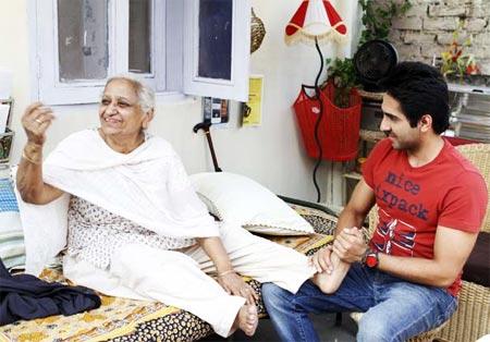 Kamlesh Gill and Ayushmann Khurrana in Vicky Donor