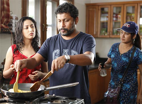 Shoojit Sircar with Yami Gautam on the sets of Vicky Donor.