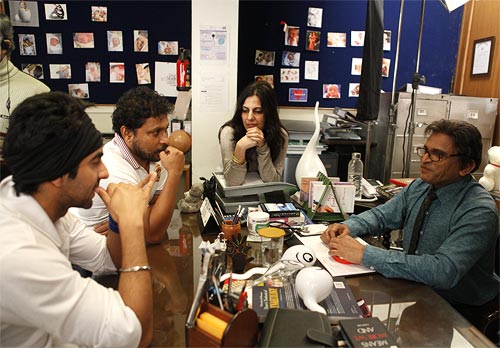 Shoojit Sircar discusses a scene with Ayushmann Khurrana, Juhi Chaturvedi and Annu Kapoor
