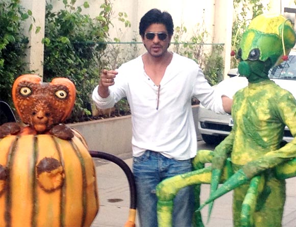 Shah Rukh Khan with the aliens