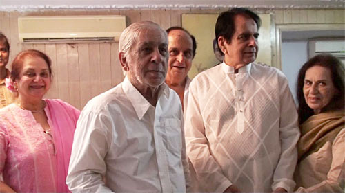Dilip Kumar with Saira Banu and his siblings Ahsan, Aslam and Saeeda
