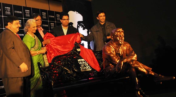 Dev Anand's statue being unveiled by Waheeda Rehman