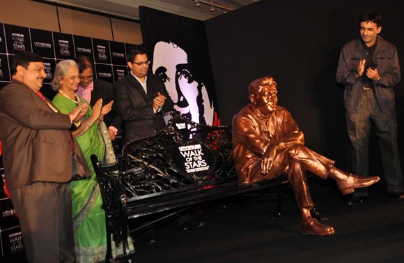 Waheeda Rehman, Suneil Anand clap as Dev Anand's statue is unveiled