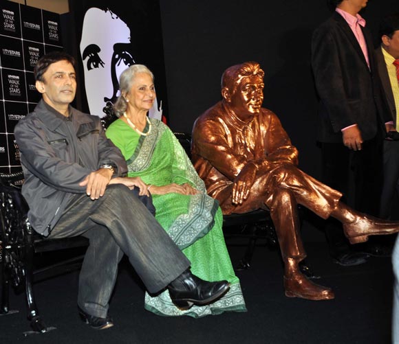 Suneil Anand, Waheeda Rehman with Dev Anand's statue