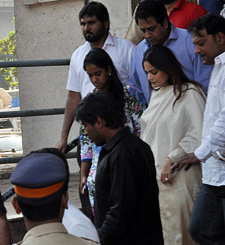 Arpita Khan and Alvira Agnihotri outside the court