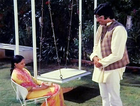 Jaya Bachchan and Amitabh Bachchan in Chupke Chupke
