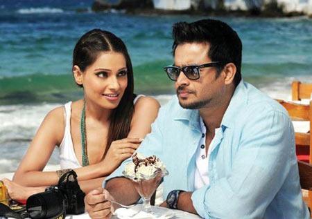 Bipasha Basu and R Madhavan in Jodi Breakers