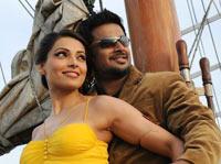 Bipasha Basu and R Madhavan in Jodi Breakers