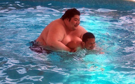 Yamamotoyama wrestles with Sidharth in the pool