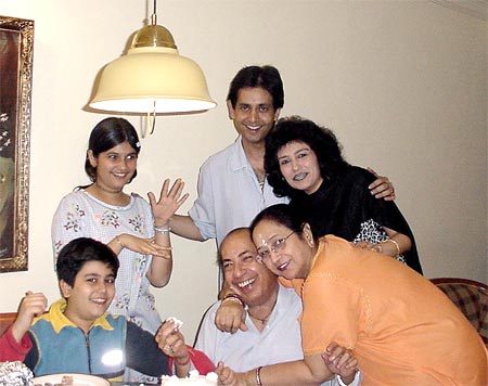 Ruhan's children Sidhant and Rishika, wife Neerja, mother Praveenlata and father Mahendra Kapoor