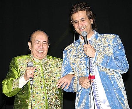 Ruhan Kapoor performs with Mahendra Kapoor at San Francisco