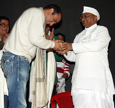 Akshaye Khanna greets Anna Hazare