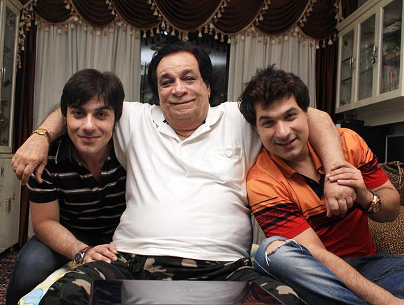 Kader Khan with his son Shahnawaaz (left) and Sarfaraaz (right)