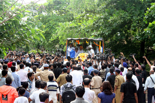 Fans gather for Dara Singh's funeral