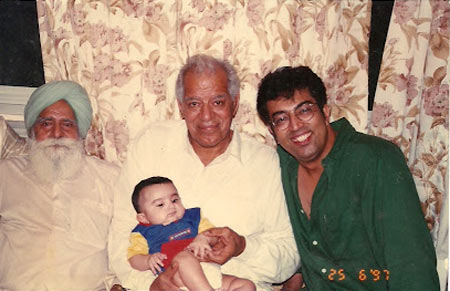 Dara SIngh poses with his son Vindoo and grandson
