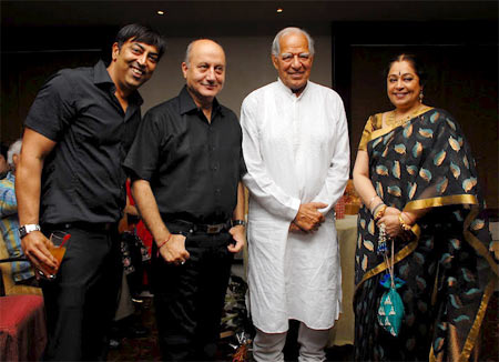 Dara Singh with Anupam Kher, Kirron Kher and Vindu Dara Singh