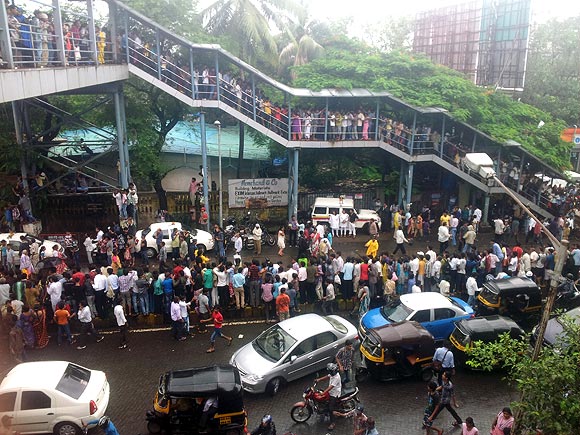 Fans gather for Rajesh Khanna's funeral