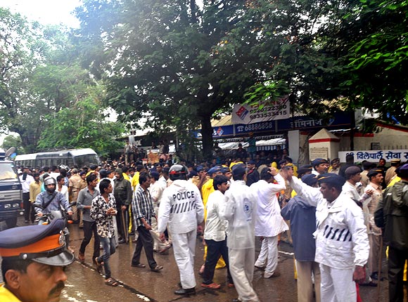 Fans gather for Rajesh Khanna's funeral