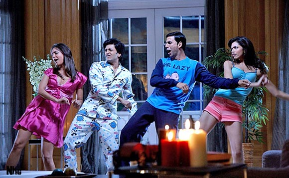 Lara Dutta, Riteish Deshmukh, Akshay Kumar and Deepika Padukone in Housefull
