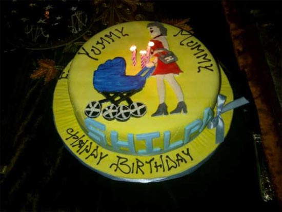 Shilpa Shetty Enjoying Cutting Her Birthday Cake - YouTube