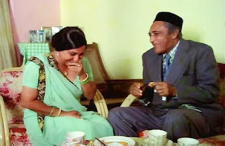 Pearl Padamsee and Ashok Kumar in Khatta Meetha