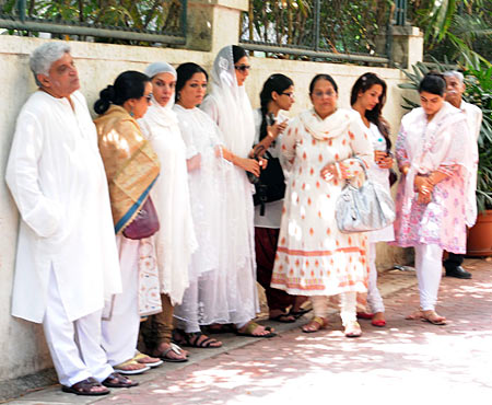 Javed Akhtar, Ila Arun, Shabana Azmi, Tanvi Azmi, Tabu, Malaika Arora Khan with guests