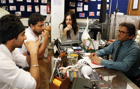 Ayushmann Khurrana, Shoojit Sircar, Juhi Chaturvedi and Annu Kapoor on the sets of Vicky Donor