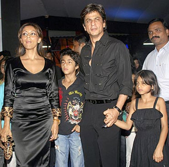 Gauri and Shah Rukh Khan with Aryan and Suhana