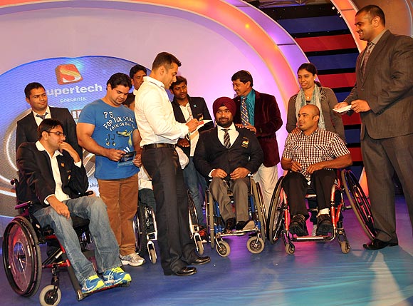 Salman Khan with the winners of Super Idols awards