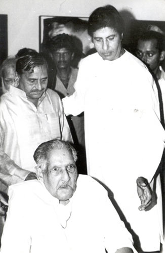 Amitabh Bachchan with father Harivansh Rai Bachchan and Mulayam Singh
