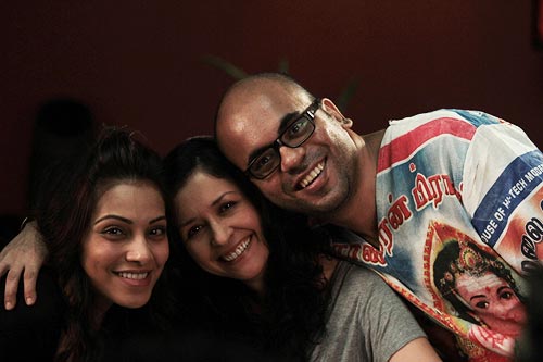 Bipasha Basu, Shernaz Patel and Suparn Verma on Aatma sets