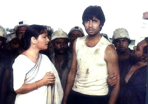 Raakhee and Amitabh Bachchan in Kaala Patthar
