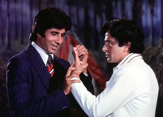 Amitabh Bachchan and Shashi Kapoor in Do Aur Do Paanch