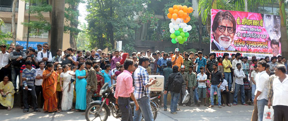 Fans outside AMitabh Bachchan's Juhu residence