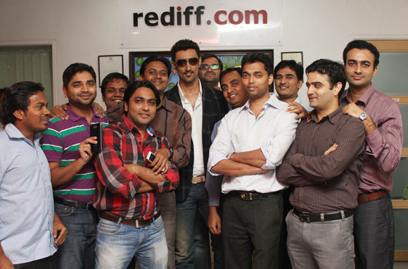 Kunal Kapoor poses with Rediff staffers