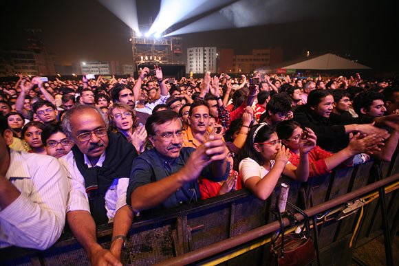 Crowd at a concert of Carlos Santana in Delhi