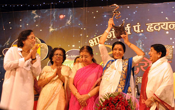Pt Hridaynath Mangeshkar, Meena Khadikar, Usha Mangeshkar, Asha Bhosle and Lata Mangeshkar