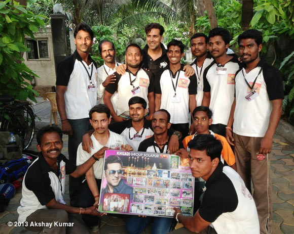 Akshay Kumar with his fans in Sholapur