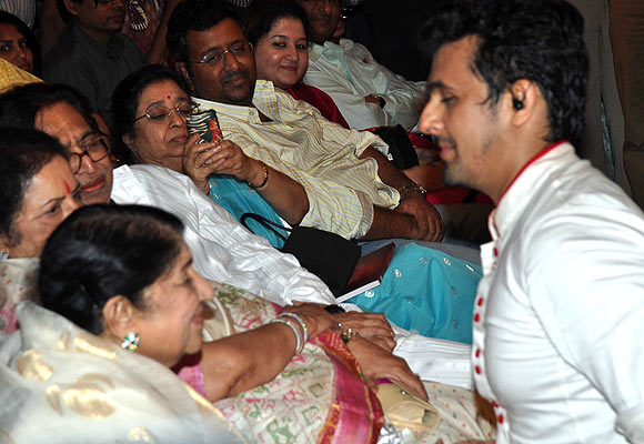 Sonu Nigam Ka Sexy Video - When Sonu Nigam touched Lata Mangeshkar's feet - Rediff.com