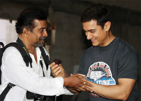 Aamir Khan accepts photographer Pradeep Bandekar's congratulations