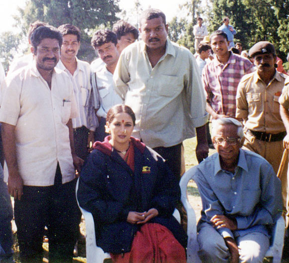 Madhuri Dixit with Purshottam Shetty and other crew members