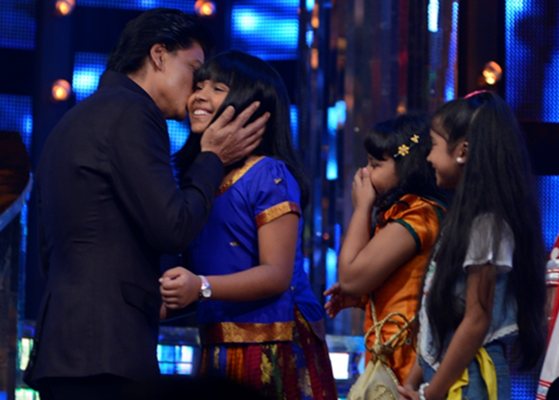 Shah Rukh Khan with the junior contestants