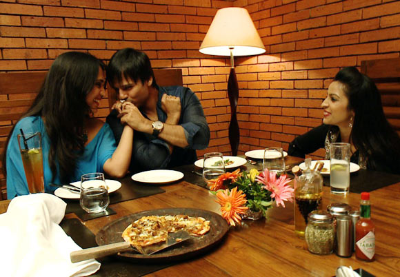 Vivek Oberoi along with wife Priyanka and host Garima