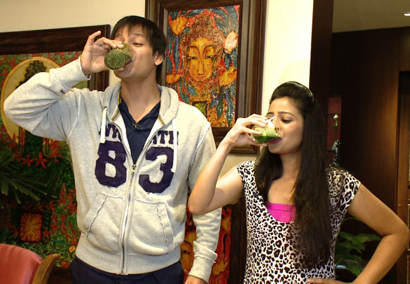 Vivek Oberoi drinks bitter gourd juice with Breakfast To Dinner host Garima